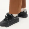 Niedriger Sneaker aus Nappaleder mit einem Nietenbesatz Niedriger Sneaker aus Nappaleder mit einem Nietenbesatz