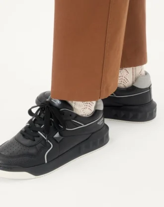 Niedriger Sneaker aus Nappaleder mit einem Nietenbesatz