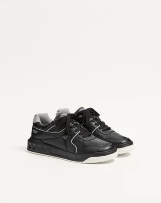 Niedriger Sneaker aus Nappaleder mit einem Nietenbesatz