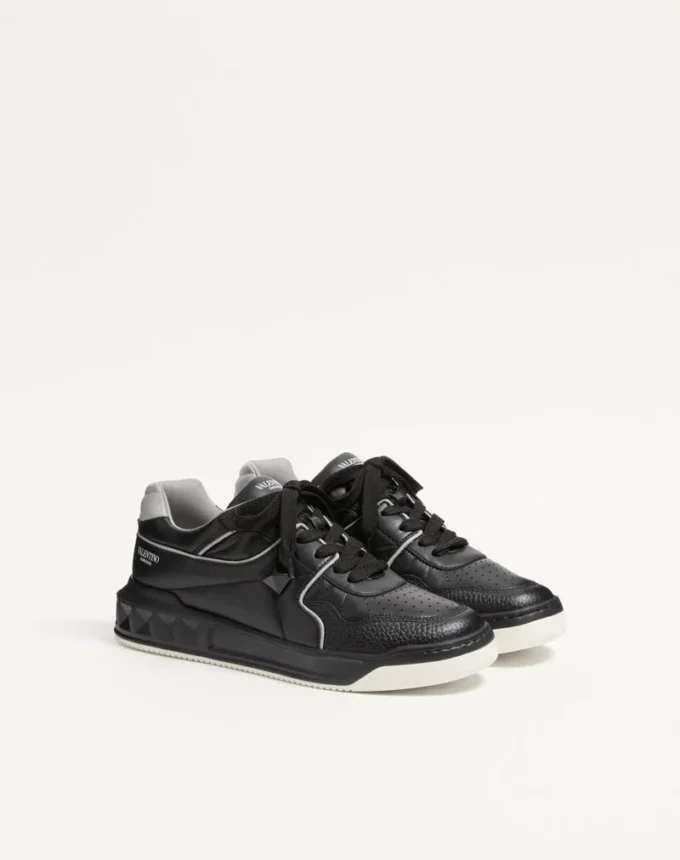 Niedriger Sneaker aus Nappaleder mit einem Nietenbesatz Niedriger Sneaker aus Nappaleder mit einem Nietenbesatz