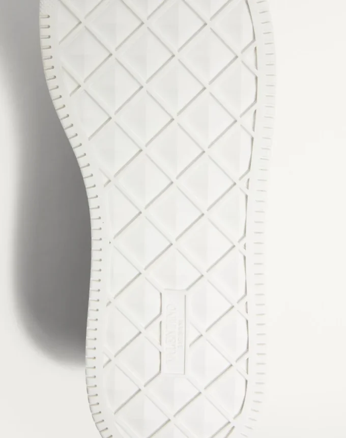 Niedriger Sneaker aus Nappaleder mit einem Nietenbesatz Niedriger Sneaker aus Nappaleder mit einem Nietenbesatz