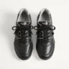Niedriger Sneaker aus Nappaleder mit einem Nietenbesatz Niedriger Sneaker aus Nappaleder mit einem Nietenbesatz