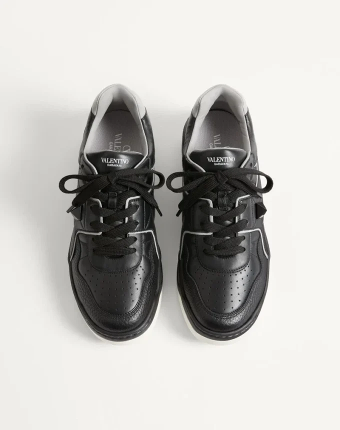 Niedriger Sneaker aus Nappaleder mit einem Nietenbesatz Niedriger Sneaker aus Nappaleder mit einem Nietenbesatz