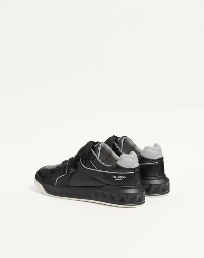 Niedriger Sneaker aus Nappaleder mit einem Nietenbesatz Niedriger Sneaker aus Nappaleder mit einem Nietenbesatz