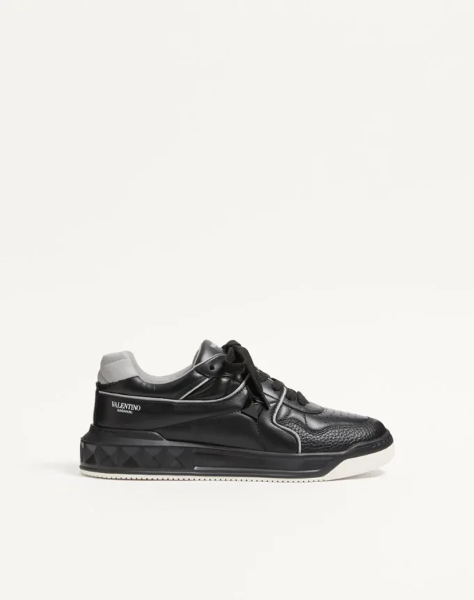 Niedriger Sneaker aus Nappaleder mit einem Nietenbesatz Niedriger Sneaker aus Nappaleder mit einem Nietenbesatz