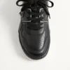 Niedriger Sneaker aus Nappaleder mit einem Nietenbesatz Niedriger Sneaker aus Nappaleder mit einem Nietenbesatz