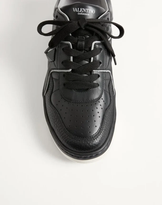 Niedriger Sneaker aus Nappaleder mit einem Nietenbesatz Niedriger Sneaker aus Nappaleder mit einem Nietenbesatz