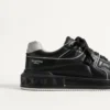 Niedriger Sneaker aus Nappaleder mit einem Nietenbesatz Niedriger Sneaker aus Nappaleder mit einem Nietenbesatz
