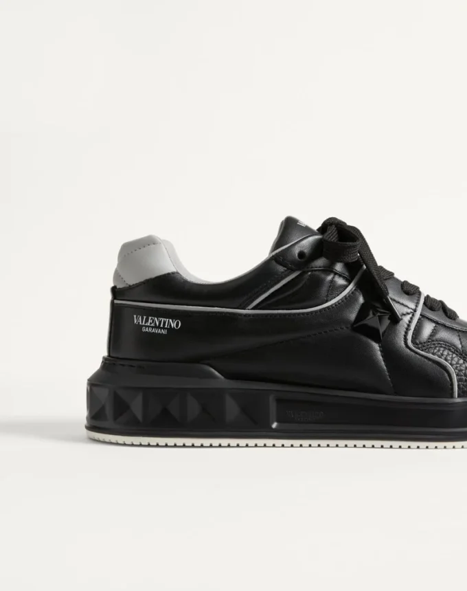 Niedriger Sneaker aus Nappaleder mit einem Nietenbesatz Niedriger Sneaker aus Nappaleder mit einem Nietenbesatz