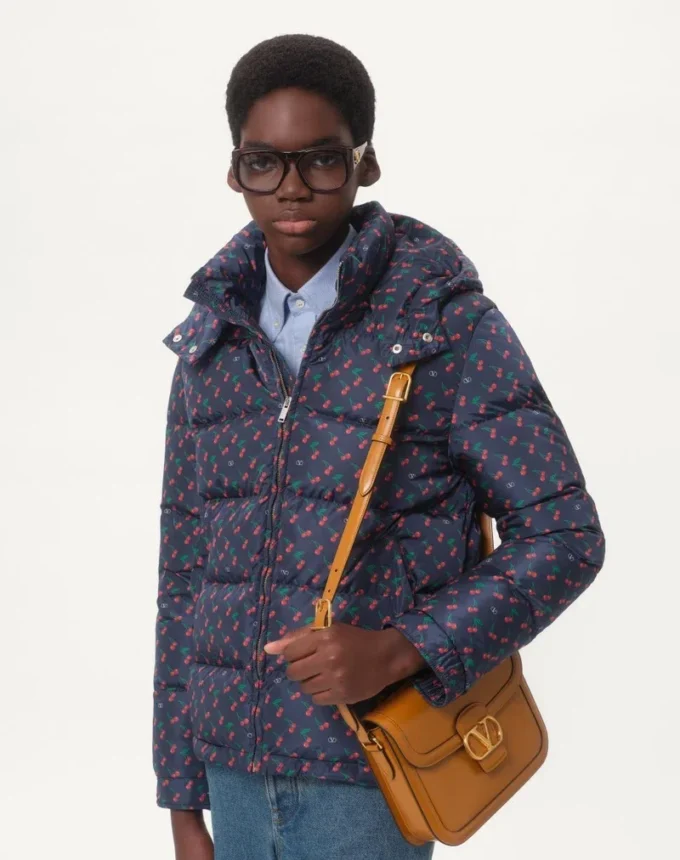 Nylon-Daunenjacke mit Kapuze und Cherryfic-Print Nylon-Daunenjacke mit Kapuze und Cherryfic-Print