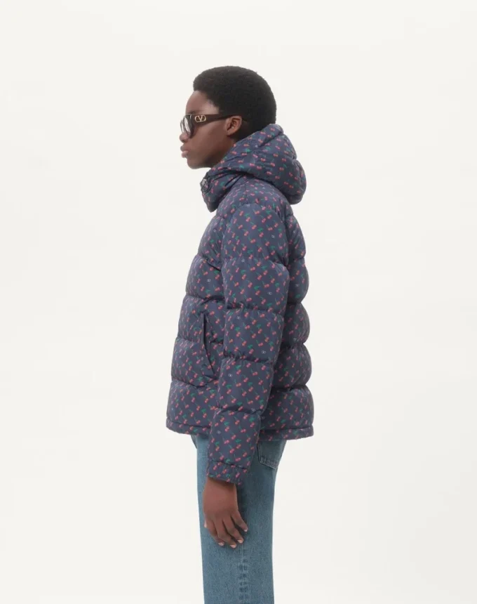 Nylon-Daunenjacke mit Kapuze und Cherryfic-Print Nylon-Daunenjacke mit Kapuze und Cherryfic-Print