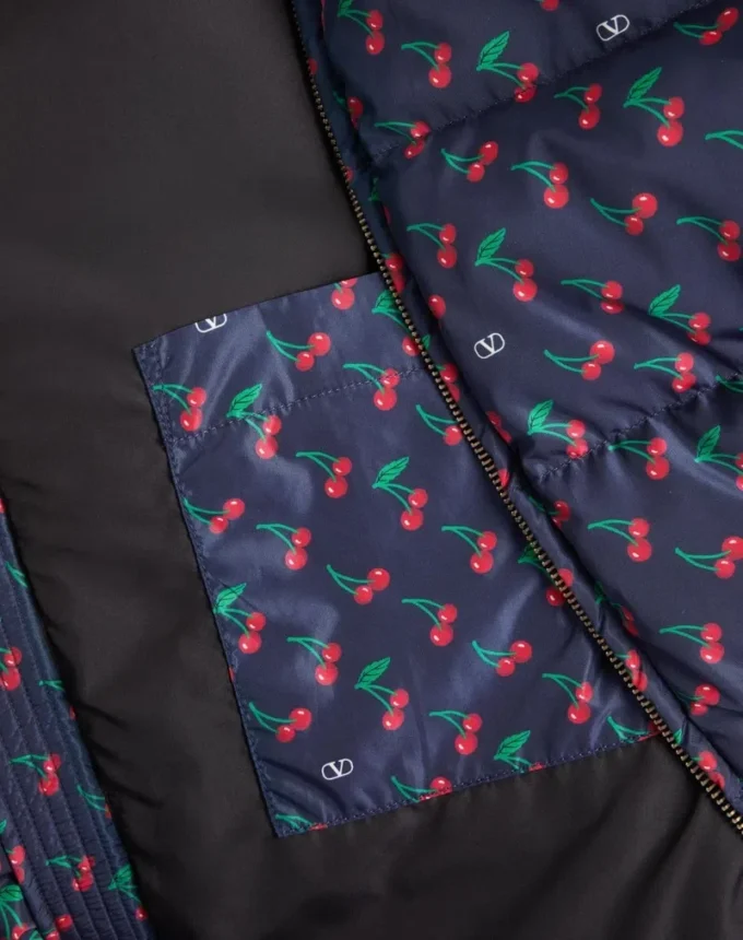 Nylon-Daunenjacke mit Kapuze und Cherryfic-Print Nylon-Daunenjacke mit Kapuze und Cherryfic-Print