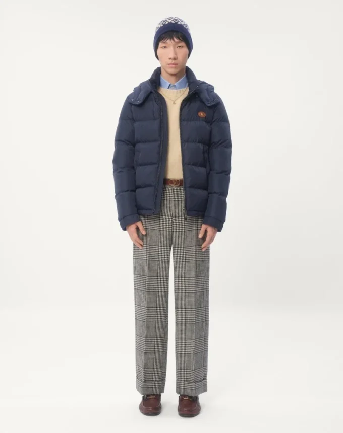 Nylon-Daunenjacke mit Kapuze und VLogo-Patch Nylon-Daunenjacke mit Kapuze und VLogo-Patch