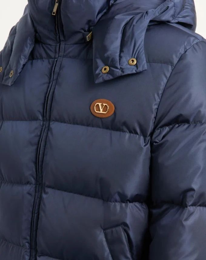 Nylon-Daunenjacke mit Kapuze und VLogo-Patch Nylon-Daunenjacke mit Kapuze und VLogo-Patch