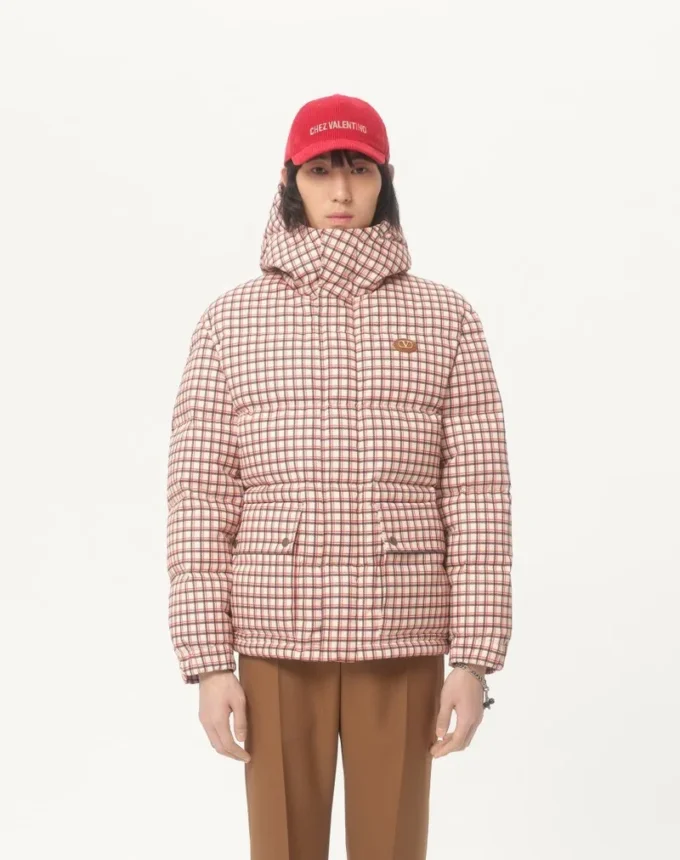 Nylon-Daunenjacke mit Kapuze und VLogo-Patch Nylon-Daunenjacke mit Kapuze und VLogo-Patch