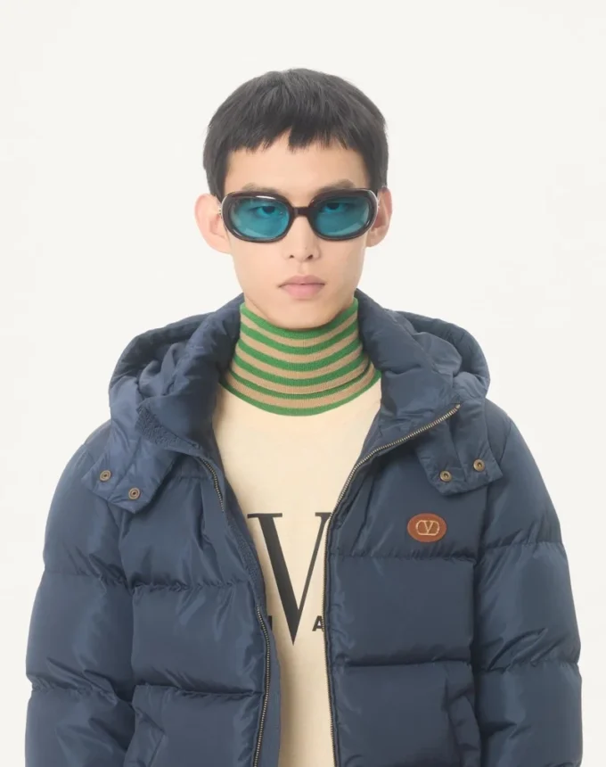 Nylon-Daunenjacke mit Kapuze und VLogo-Patch Nylon-Daunenjacke mit Kapuze und VLogo-Patch