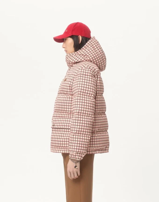 Nylon-Daunenjacke mit Kapuze und VLogo-Patch Nylon-Daunenjacke mit Kapuze und VLogo-Patch