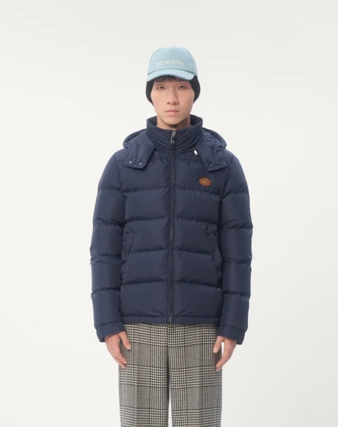 Nylon-Daunenjacke mit Kapuze und VLogo-Patch Nylon-Daunenjacke mit Kapuze und VLogo-Patch