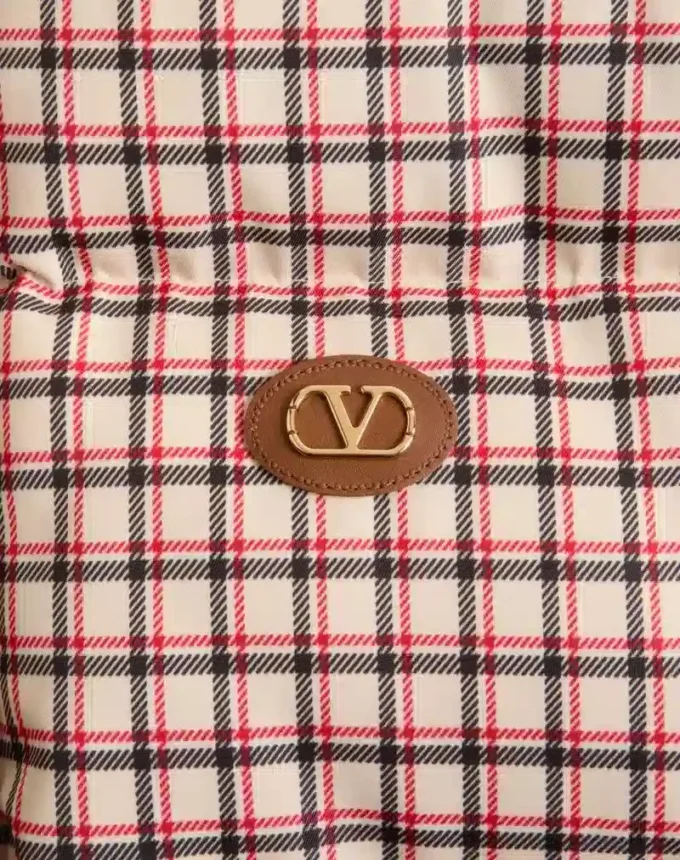 Nylon-Daunenjacke mit Kapuze und VLogo-Patch Nylon-Daunenjacke mit Kapuze und VLogo-Patch