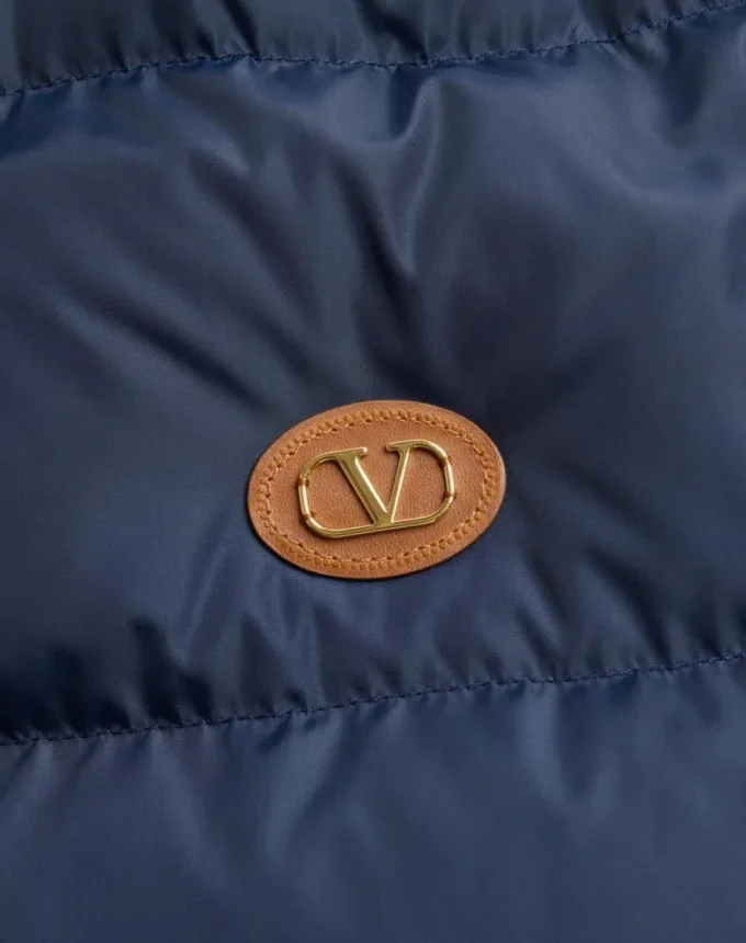 Nylon-Daunenjacke mit Kapuze und VLogo-Patch Nylon-Daunenjacke mit Kapuze und VLogo-Patch