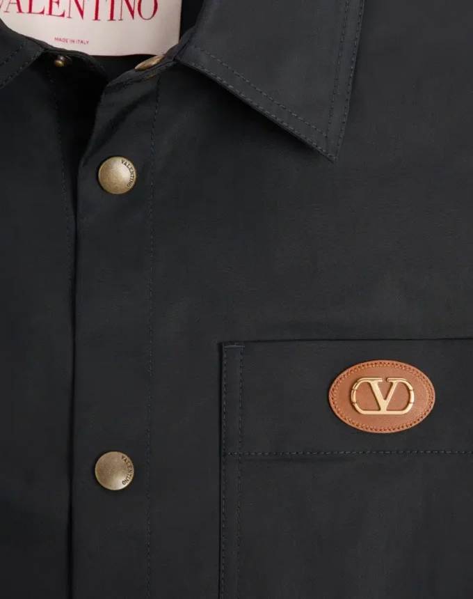 Nylon-Hemdjacke mit aufgenähtem VLogo Nylon-Hemdjacke mit aufgenähtem VLogo