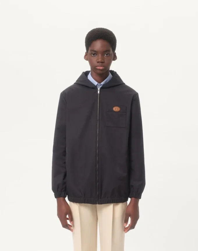 Nylon-Kapuzenjacke mit Vlogo-Patch Nylon-Kapuzenjacke mit Vlogo-Patch