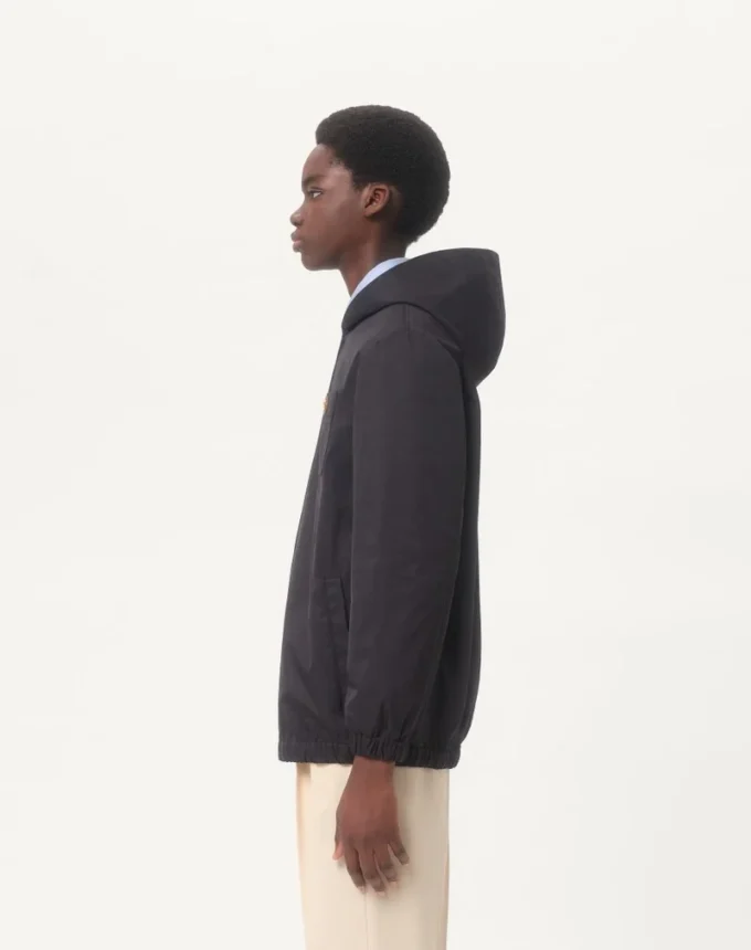 Nylon-Kapuzenjacke mit Vlogo-Patch Nylon-Kapuzenjacke mit Vlogo-Patch