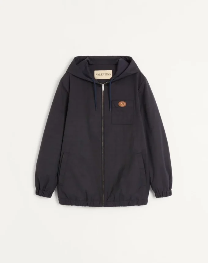 Nylon-Kapuzenjacke mit Vlogo-Patch Nylon-Kapuzenjacke mit Vlogo-Patch