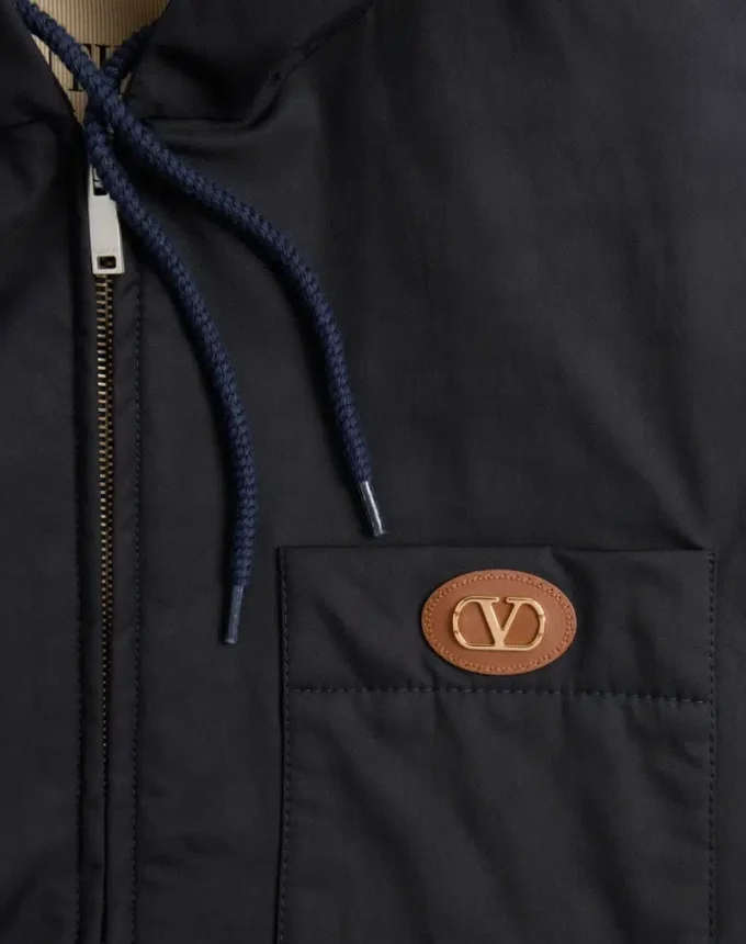 Nylon-Kapuzenjacke mit Vlogo-Patch Nylon-Kapuzenjacke mit Vlogo-Patch