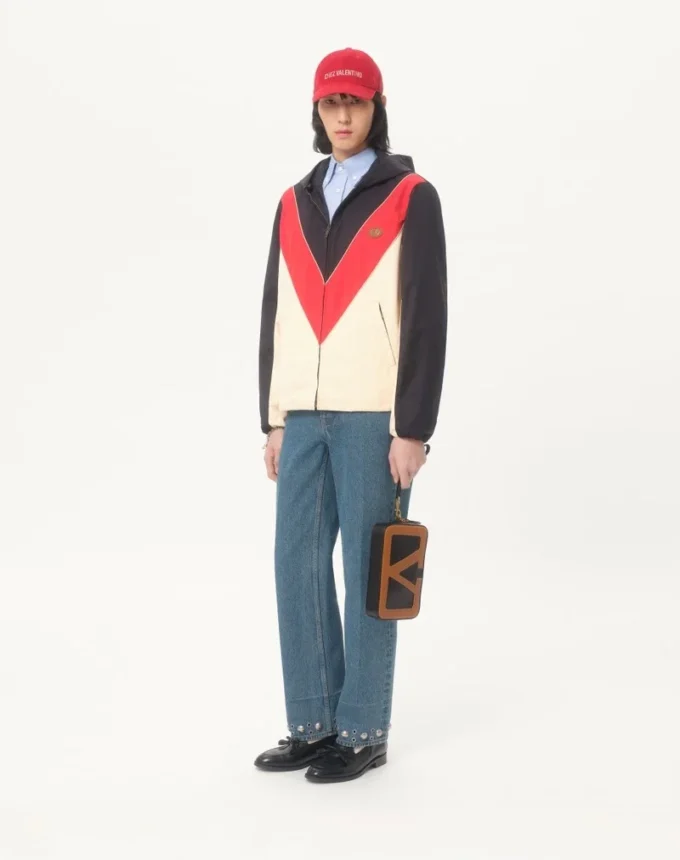 Nylon-Windjacke mit Kapuze und Vlogo-Patch Nylon-Windjacke mit Kapuze und Vlogo-Patch