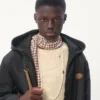 Nylon-Windjacke mit Kapuze und Vlogo-Patch Nylon-Windjacke mit Kapuze und Vlogo-Patch