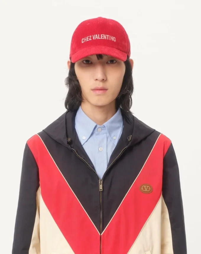 Nylon-Windjacke mit Kapuze und Vlogo-Patch Nylon-Windjacke mit Kapuze und Vlogo-Patch