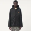 Nylon-Windjacke mit Kapuze und Vlogo-Patch Nylon-Windjacke mit Kapuze und Vlogo-Patch