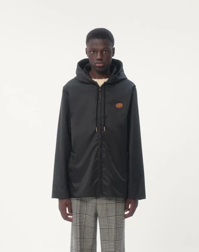 Nylon-Windjacke mit Kapuze und Vlogo-Patch Nylon-Windjacke mit Kapuze und Vlogo-Patch