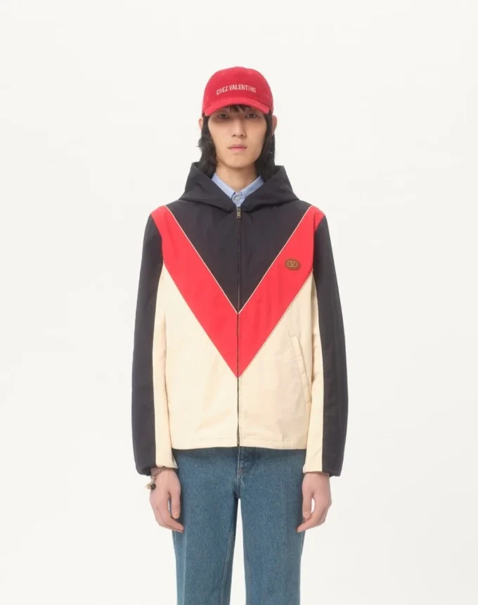 Nylon-Windjacke mit Kapuze und Vlogo-Patch Nylon-Windjacke mit Kapuze und Vlogo-Patch