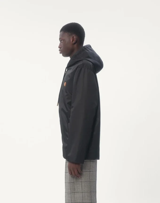Nylon-Windjacke mit Kapuze und Vlogo-Patch Nylon-Windjacke mit Kapuze und Vlogo-Patch