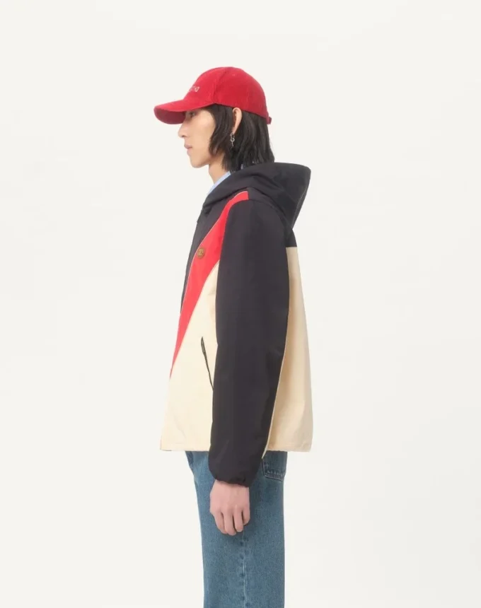 Nylon-Windjacke mit Kapuze und Vlogo-Patch Nylon-Windjacke mit Kapuze und Vlogo-Patch