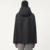 Nylon-Windjacke mit Kapuze und Vlogo-Patch Nylon-Windjacke mit Kapuze und Vlogo-Patch