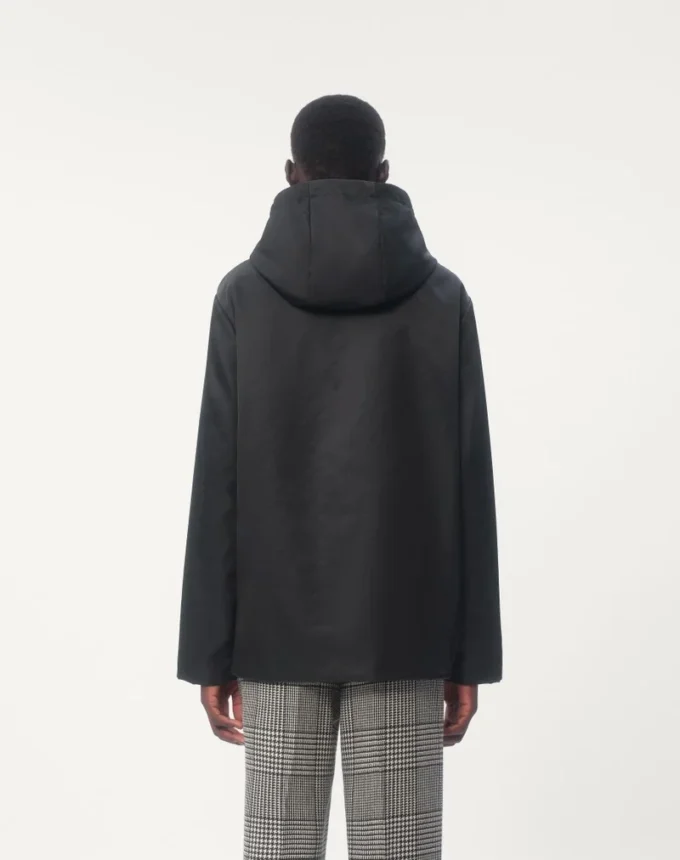 Nylon-Windjacke mit Kapuze und Vlogo-Patch Nylon-Windjacke mit Kapuze und Vlogo-Patch