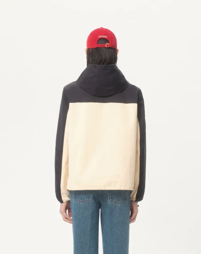 Nylon-Windjacke mit Kapuze und Vlogo-Patch Nylon-Windjacke mit Kapuze und Vlogo-Patch