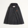 Nylon-Windjacke mit Kapuze und Vlogo-Patch Nylon-Windjacke mit Kapuze und Vlogo-Patch