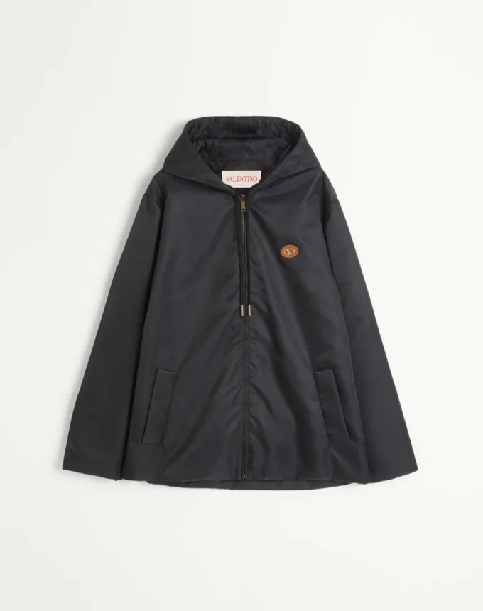 Nylon-Windjacke mit Kapuze und Vlogo-Patch Nylon-Windjacke mit Kapuze und Vlogo-Patch
