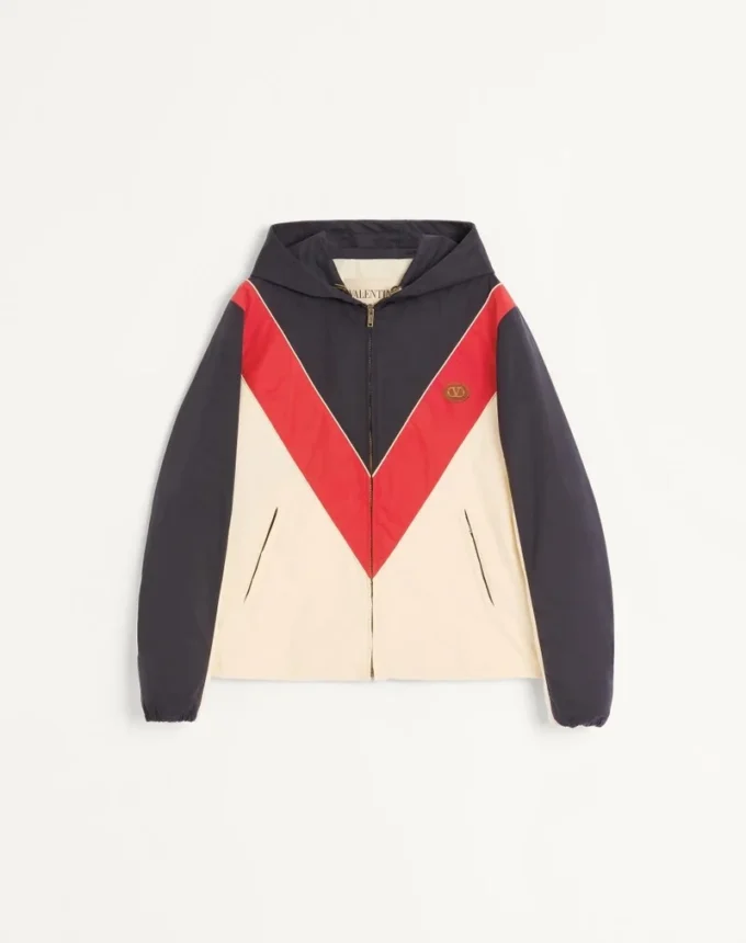 Nylon-Windjacke mit Kapuze und Vlogo-Patch Nylon-Windjacke mit Kapuze und Vlogo-Patch