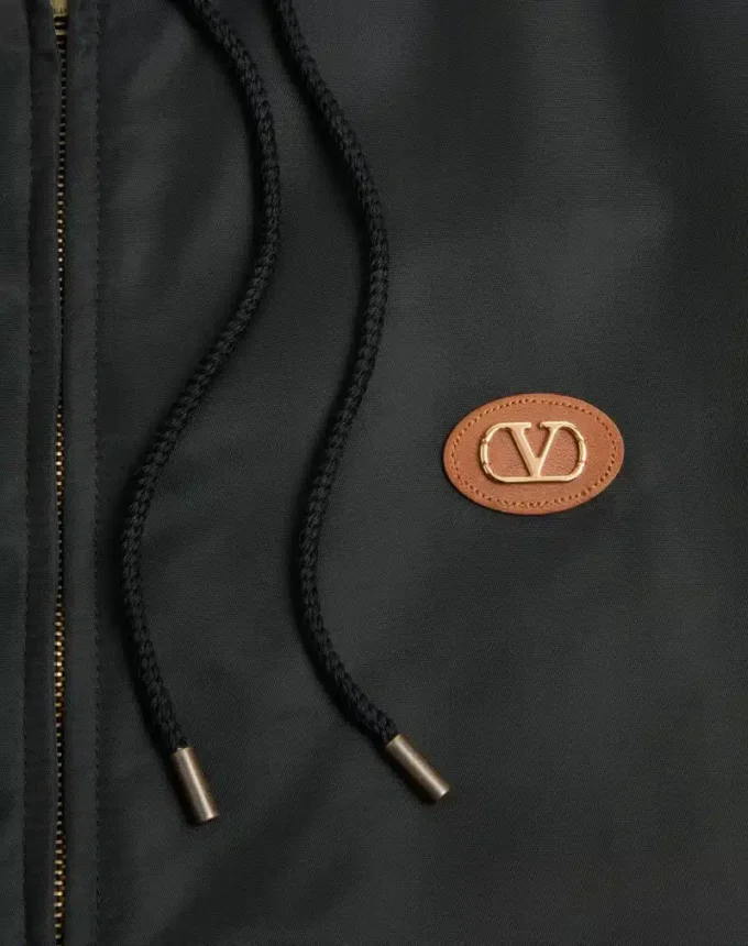 Nylon-Windjacke mit Kapuze und Vlogo-Patch Nylon-Windjacke mit Kapuze und Vlogo-Patch