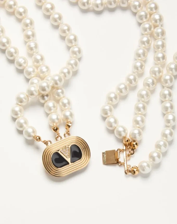 Ovale Halskette aus Metall, Emaille, Perlen und Swarovski®-Kristallen Ovale Halskette aus Metall, Emaille, Perlen und Swarovski®-Kristallen