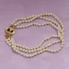 Ovale Halskette aus Metall, Emaille, Perlen und Swarovski®-Kristallen Ovale Halskette aus Metall, Emaille, Perlen und Swarovski®-Kristallen