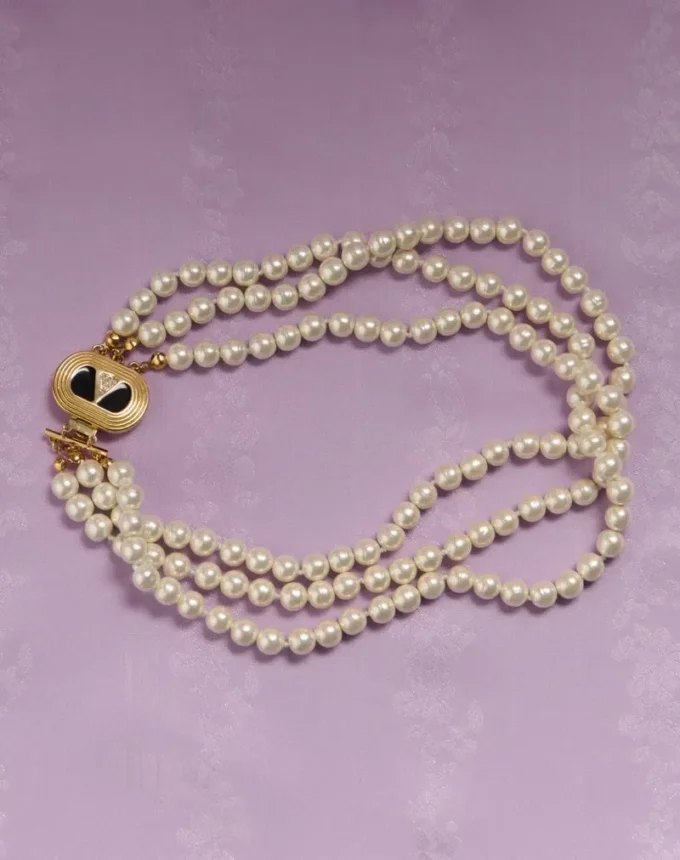 Ovale Halskette aus Metall, Emaille, Perlen und Swarovski®-Kristallen Ovale Halskette aus Metall, Emaille, Perlen und Swarovski®-Kristallen