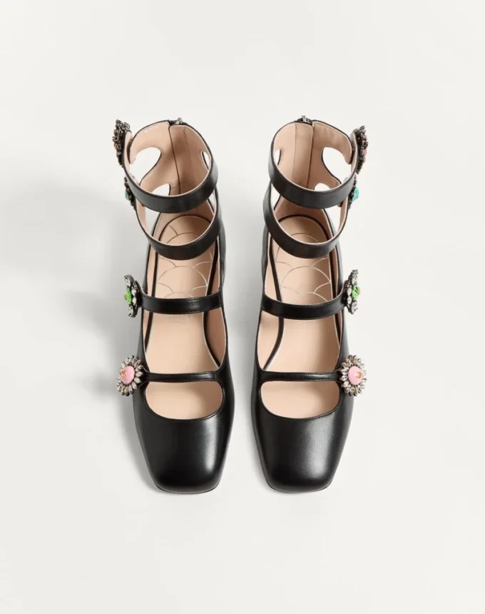Preshoes Ballerinas mit Riemchen aus Ziegenleder mit Schmuckknöpfen 20 mm Preshoes Ballerinas mit Riemchen aus Ziegenleder mit Schmuckknöpfen 20 mm