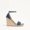 Rockstud Doppelkeil-Sandale aus Denim 105 mm Rockstud Doppelkeil-Sandale aus Denim 105 mm