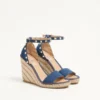 Rockstud Doppelkeil-Sandale aus Denim 105 mm Rockstud Doppelkeil-Sandale aus Denim 105 mm
